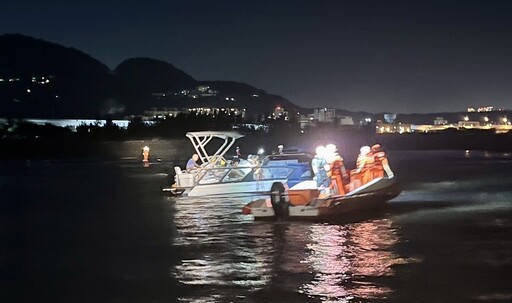 2小船淡水河口擱淺受困 海巡護送6人平安上岸