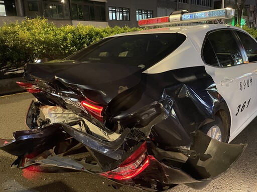 影/又有員警遭毒駕波及！嫌犯高速衝撞警車 手上竟握「喪屍菸彈」電子菸