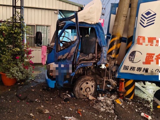 影/奪命瞬間曝！天雨路滑中埔貨車撞桿釀追撞 44歲駕駛頭重創亡