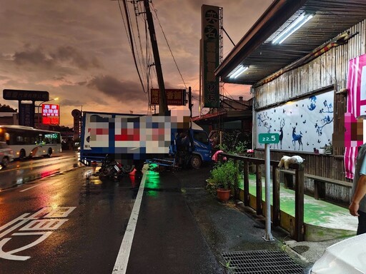 影/奪命瞬間曝！天雨路滑中埔貨車撞桿釀追撞 44歲駕駛頭重創亡