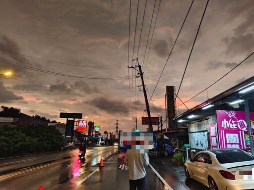 影/奪命瞬間曝！天雨路滑中埔貨車撞桿釀追撞 44歲駕駛頭重創亡