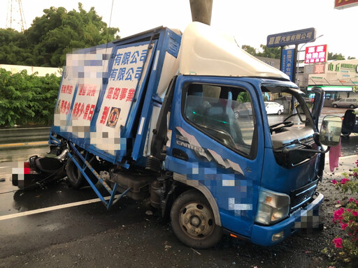 影/奪命瞬間曝！天雨路滑中埔貨車撞桿釀追撞 44歲駕駛頭重創亡