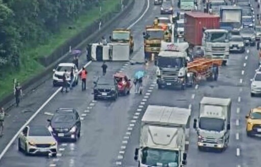 快訊/雨天路滑沒安全距離！國1林口段「大小車9追撞」2婦送醫