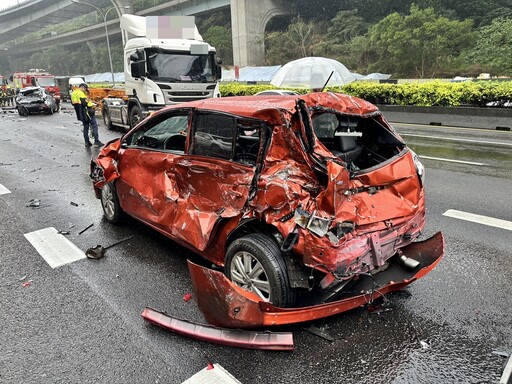 快訊/雨天路滑沒安全距離！國1林口段「大小車9追撞」2婦送醫