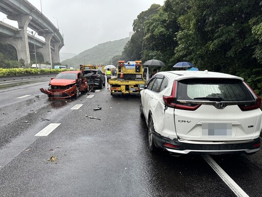 快訊/雨天路滑沒安全距離！國1林口段「大小車9追撞」2婦送醫