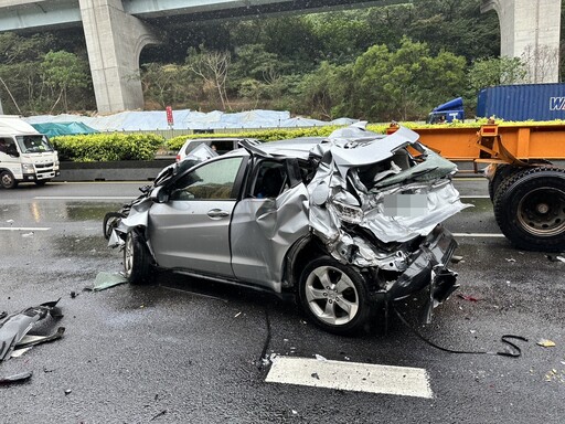 快訊/雨天路滑沒安全距離！國1林口段「大小車9追撞」2婦送醫