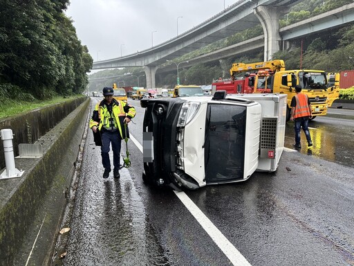 快訊/雨天路滑沒安全距離！國1林口段「大小車9追撞」2婦送醫