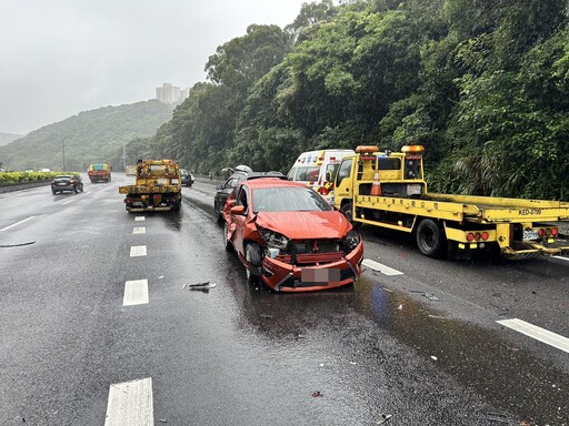 快訊/雨天路滑沒安全距離！國1林口段「大小車9追撞」2婦送醫