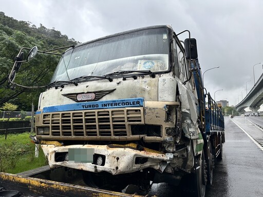 快訊/雨天路滑沒安全距離！國1林口段「大小車9追撞」2婦送醫