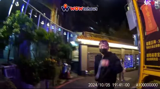 影/毆人畫面曝！囂張男騎車險撞到路人 狂譙髒話拿安全帽打傷對方