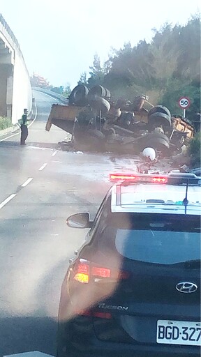 快訊/西濱重大車禍！北向55.5k「砂石車摔落高架橋」車全毀 駕駛身亡