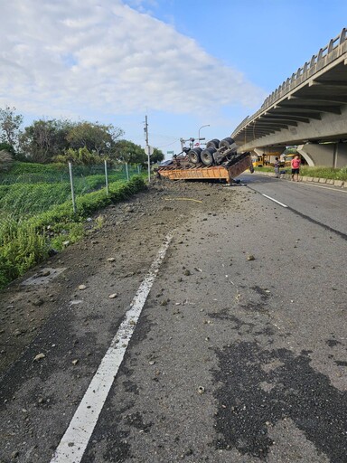 快訊/西濱重大車禍！北向55.5k「砂石車摔落高架橋」車全毀 駕駛身亡