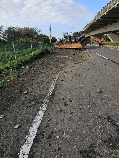 快訊/西濱重大車禍！北向55.5k「砂石車摔落高架橋」車全毀 駕駛身亡