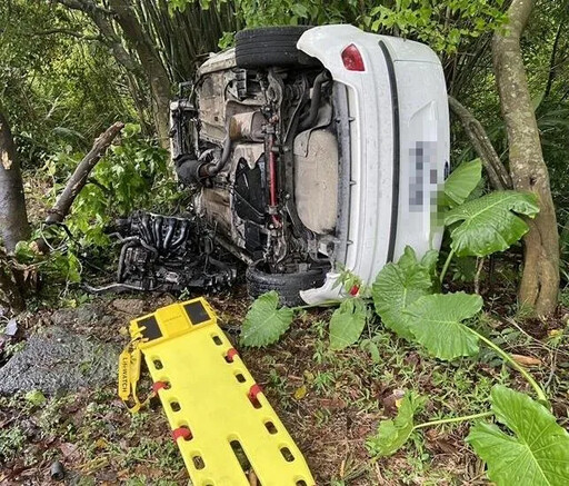 基隆中崙隧道口轎車翻落樹叢！40歲男受困車內 幸無大礙