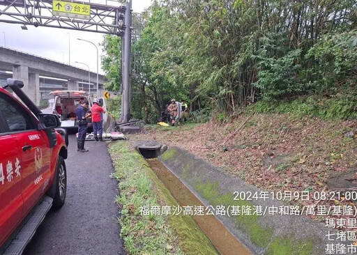 基隆中崙隧道口轎車翻落樹叢！40歲男受困車內 幸無大礙