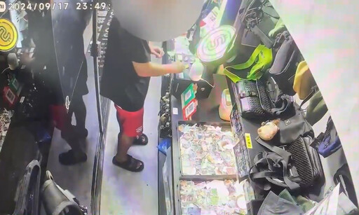 影/好糗！北市男無人商店筷子夾鈔票 被遠端監看活逮才知偷到千元便利貼