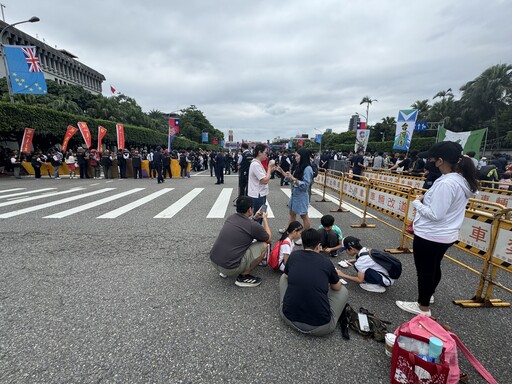 快訊/國慶日府前景福門陳抗區現場！統獨兩派隔道各自表述 民眾悠哉野餐