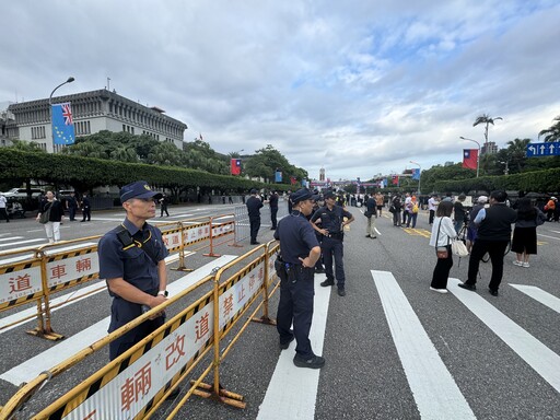 快訊/國慶日府前景福門陳抗區現場！統獨兩派隔道各自表述 民眾悠哉野餐