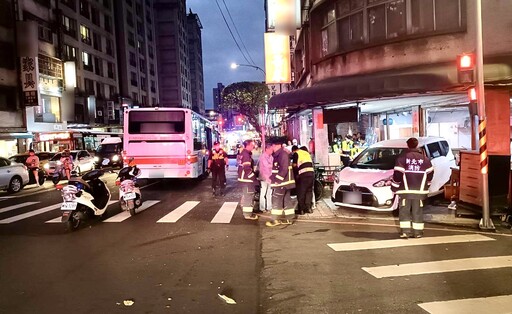 快訊/撞擊瞬間！轎車闖紅燈被公車撞「衝上騎樓」 老夫妻受傷高中生騎單車遭波及