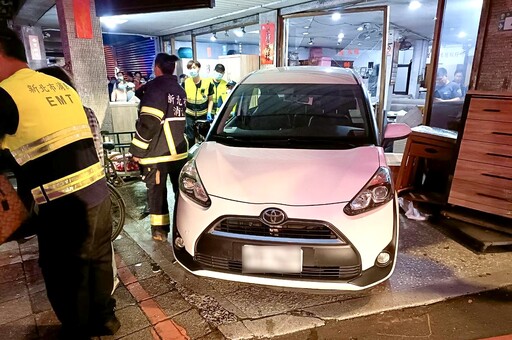 快訊/撞擊瞬間！轎車闖紅燈被公車撞「衝上騎樓」 老夫妻受傷高中生騎單車遭波及