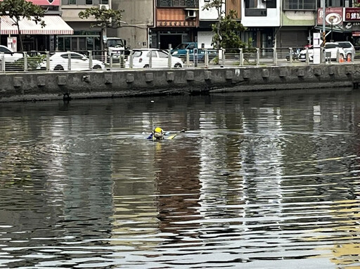 快訊/台南運河驚傳落水事件！消防下水救起女子 意識模糊送醫急救