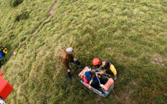 快訊/女登山客爬南投干卓萬山骨折 黑鷹直升機吊掛救援送醫