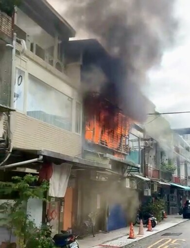 快訊/北市萬華公寓火警「陽台都是火」 警消灌救幸無人傷