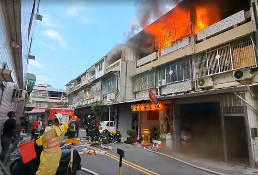 快訊/嘉義市驚傳火警！鐵皮加蓋「狂竄火舌黑煙」延燒3戶 警消急救援