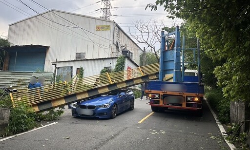 快訊/驚恐瞬間曝！駕駛酒駕聯結車撞斷限高門架 BMW慘遭波及擊落