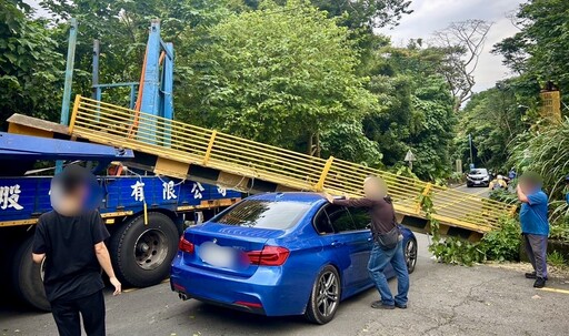 快訊/驚恐瞬間曝！駕駛酒駕聯結車撞斷限高門架 BMW慘遭波及擊落