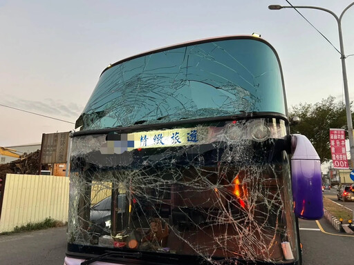 影/彰化知名高中2校車「追撞」！擋風玻璃碎成「蜘蛛網」 原因竟是禮讓救護車