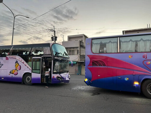 影/彰化知名高中2校車「追撞」！擋風玻璃碎成「蜘蛛網」 原因竟是禮讓救護車