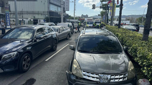 快訊/新莊重大車禍！駕駛疑未注意車前狀況 釀4車追撞「前後夾擊」2傷送醫