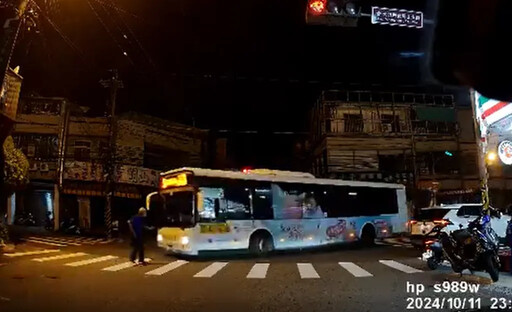 台中又見「行人地獄」！「搶命」公車高速轉彎 翁走斑馬線嚇壞險遭輾