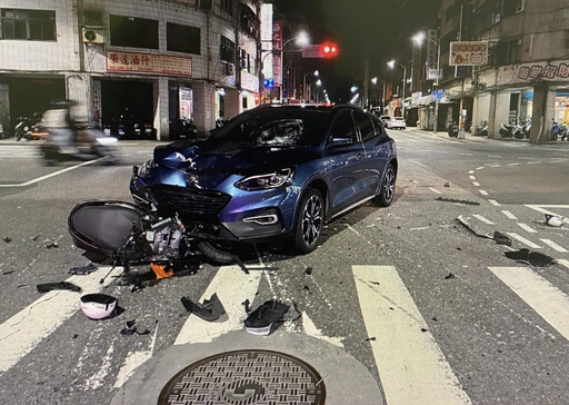 影/五股驚悚車禍！無照少年騎車猛撞休旅車 屁猴騎士空翻一圈重摔地