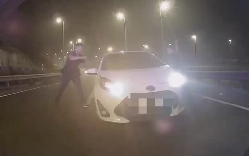 影/拒檢又逆向！高雄女毒蟲國道路肩逃竄 警車冒險攔下