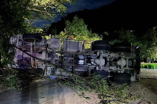 新店水泥車過彎不成變「倒頭栽」 水泥噴滿地、駕駛傷勢曝光