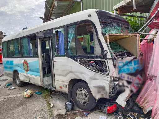 快訊/新北重大車禍！林口小巴3車追撞車頭全毀 7傷送醫