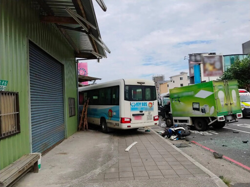 快訊/新北重大車禍！林口小巴3車追撞車頭全毀 7傷送醫