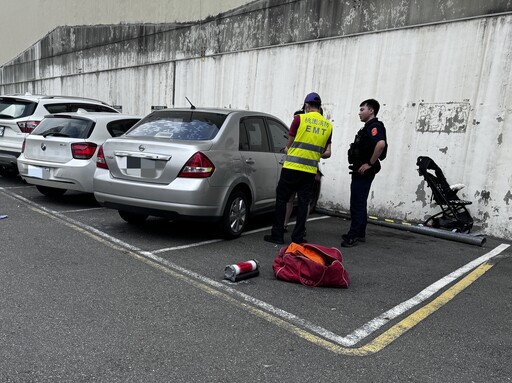 影/中壢粗心辣媽將1歲兒反鎖車內 員警烈日下警棍破窗搶命救人