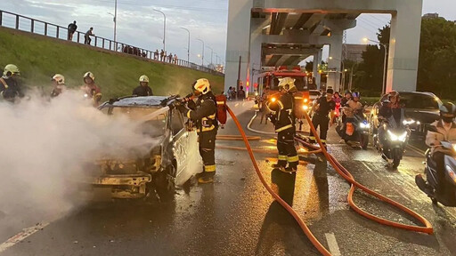 快訊/土城火燒車！「擺接堡路」嚴重回堵 幸無人員傷亡