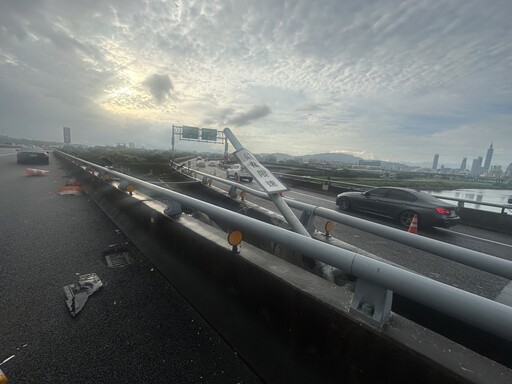 快訊/近距離直擊驚悚現場！轎車清晨「墜入基隆河」撞護欄「6層樓高」摔下