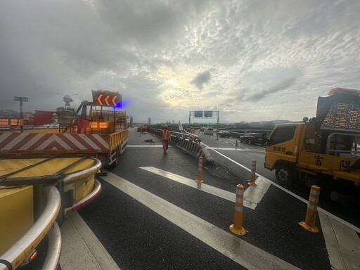 快訊/近距離直擊驚悚現場！轎車清晨「墜入基隆河」撞護欄「6層樓高」摔下