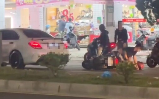 影/台南行車糾紛這麼「熱情」？賓士C300「包腿猴」騎上機車男鎖喉