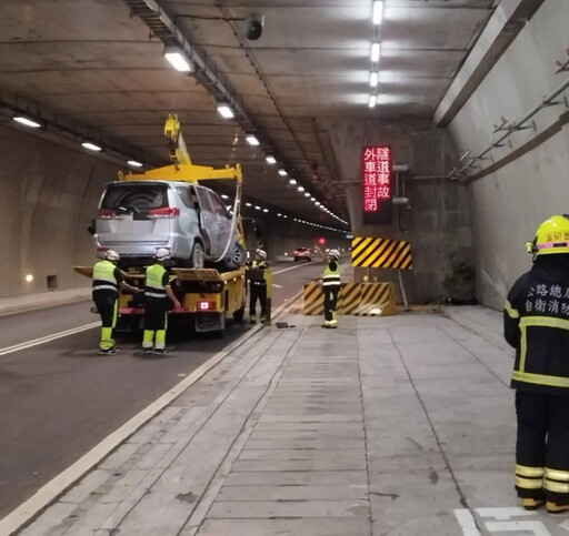 影/驚悚瞬間！台9線草埔隧道自撞失控亂衝 40歲駕駛頭部撕裂傷