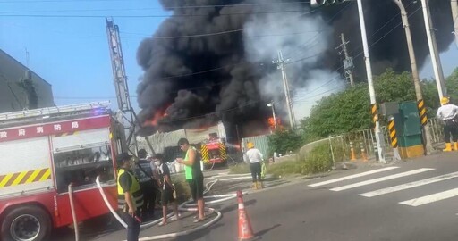 濃煙又遮蔽天空！2天前費時7hrs滅火 高雄地下塑膠廠「毒氣瀰漫」再度復燃