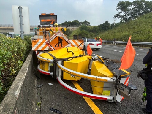 快訊/7小時2起緩撞車遭撞！國1南向虎尾段、國3沙鹿段「轎車車頭開花」