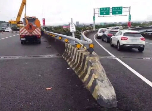 護欄前緣像「特技跳板」！汐五高架北向堤頂出口匝道太兇 半年2起轎車墜河