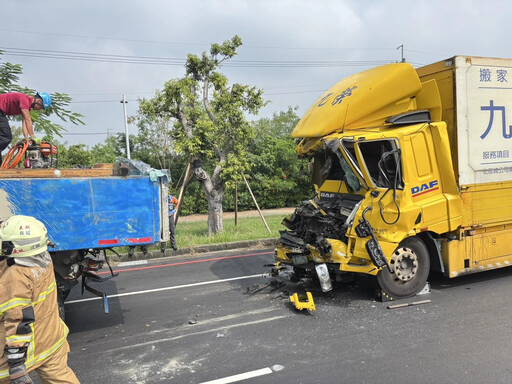 快訊/整個車頭消失！台南貨櫃車追尾猛撞 26歲駕駛送醫不治