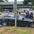 快訊/北市內湖賓士車失控自撞分隔島 40歲男駕駛意識模糊急送醫